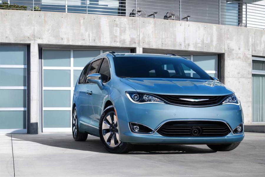  Chrysler Pacifica Hybrid Limited (RU) 2016 года  (фото 5 из 40)